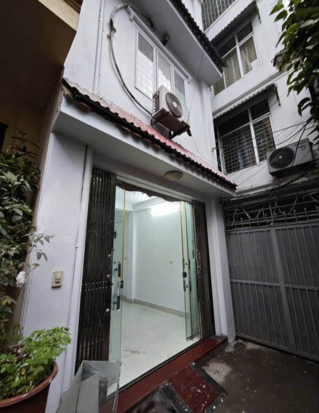 Cho thuê nhà ngõ 594 Lĩnh Nam, 43m2 x 3.5 tầng, 3 ngủ, 4 WC, giá 10 Triệu ở gđ, nhóm ngoan - Ảnh chính